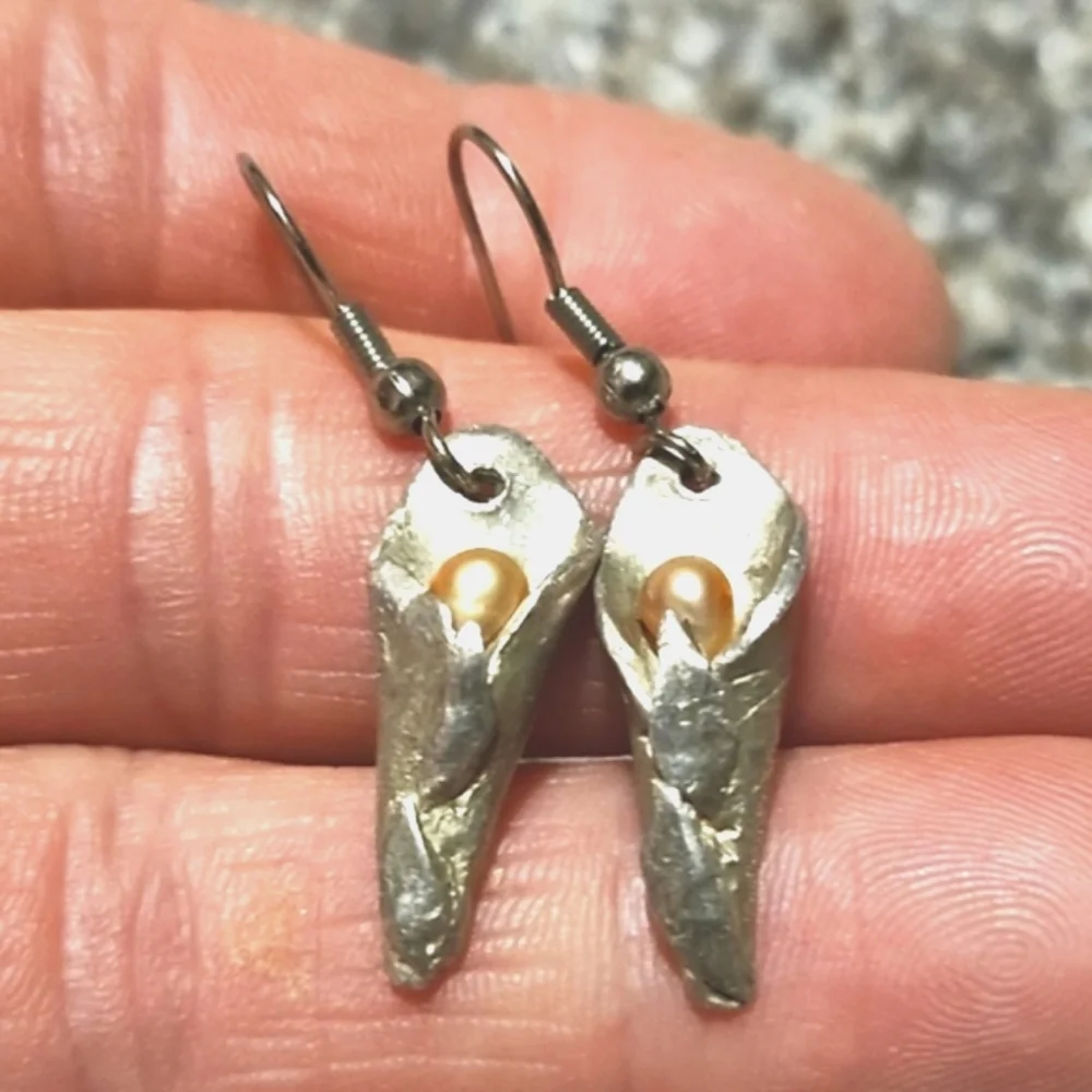 VINTAGE SILVER-TONE LILIES AND IVORY FAUX PEARL DROP HOOK 1.1